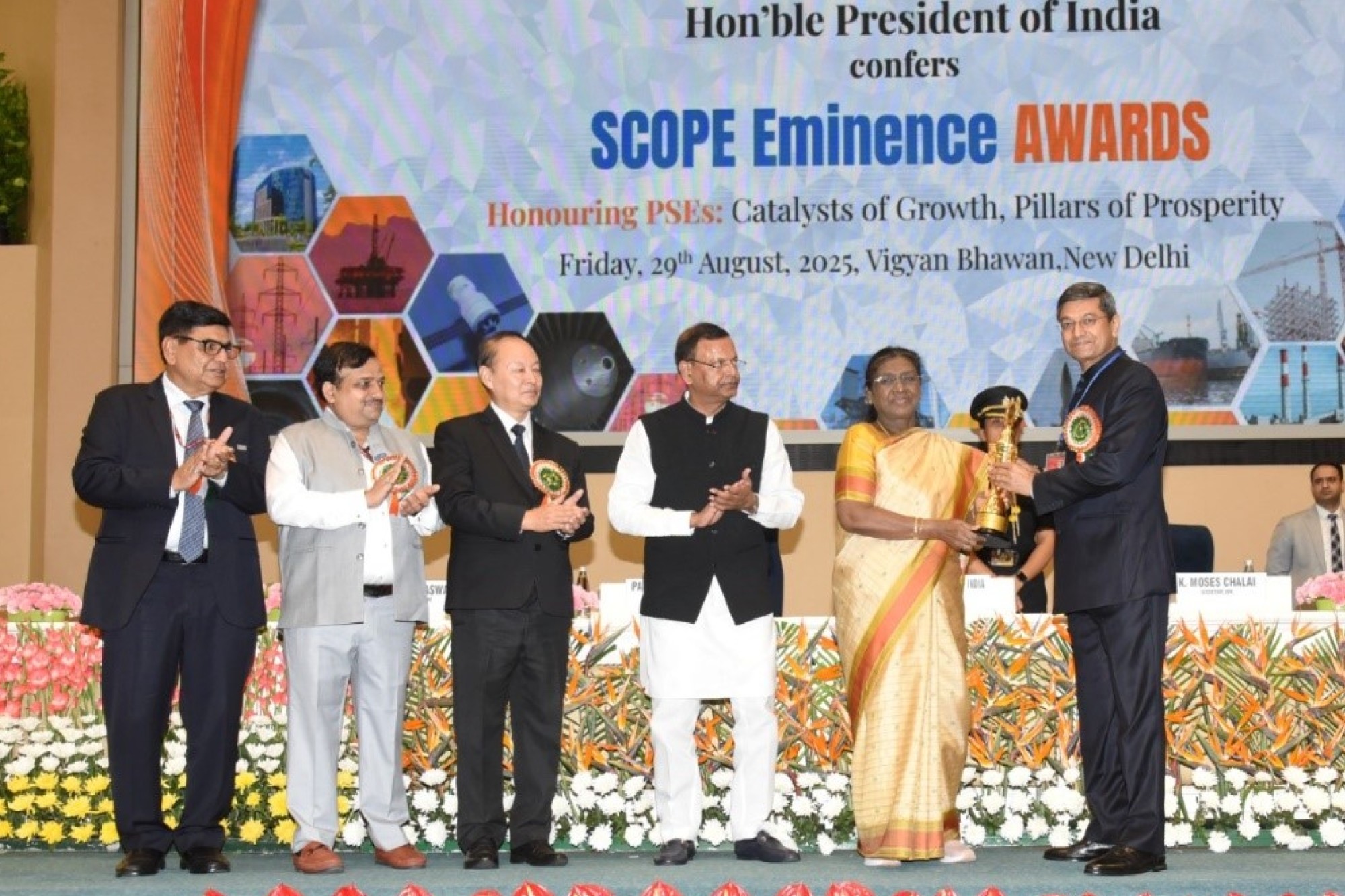 President Murmu presents leadership excellence award to NTPC CMD Gurdeep Singh